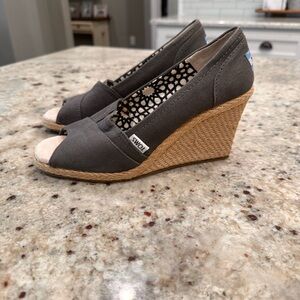 Gray Tom’s Wedges
